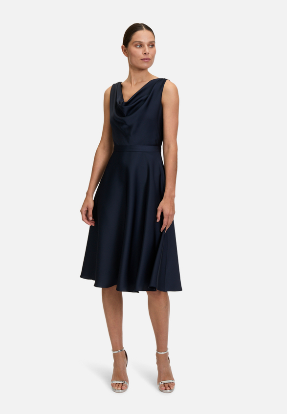 Cocktailkleid mit Wasserfallausschnitt / Modellfoto Vorderseite (Outfit)