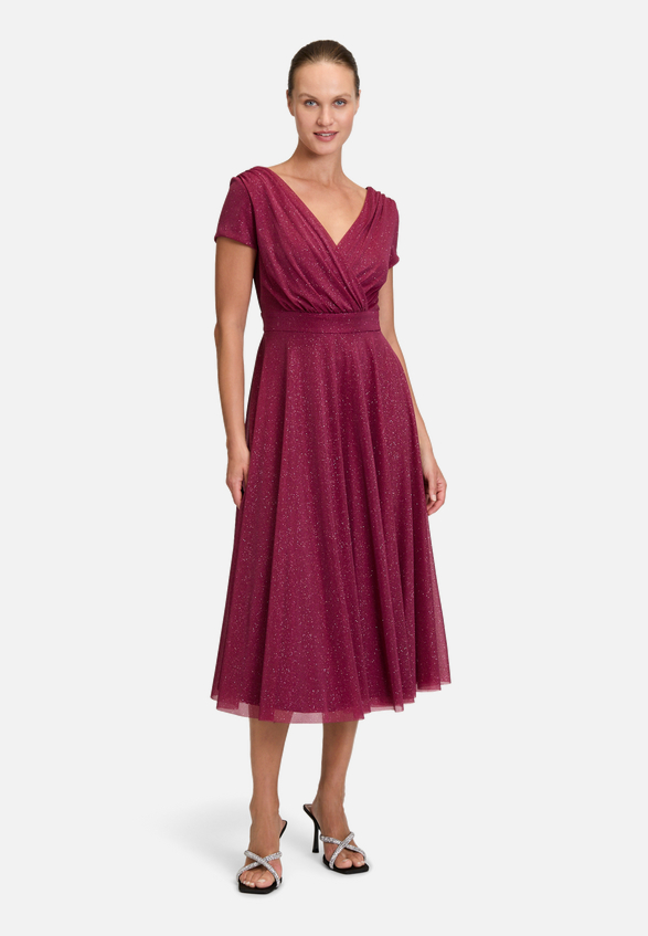 Cocktailkleid im Glitzer-Look / Modellfoto Vorderseite