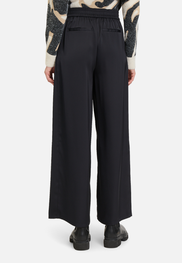 Schlupfhose mit weitem Bein / Modellfoto Rückseite