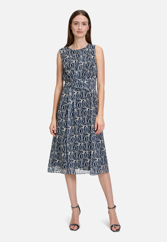 Chiffonkleid ohne Arm / Modellfoto Vorderseite (Outfit)