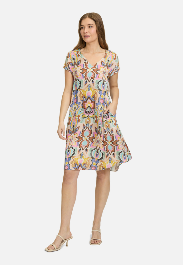 Sommerkleid mit überschnittenen Ärmeln / Modellfoto Vorderseite (Outfit)