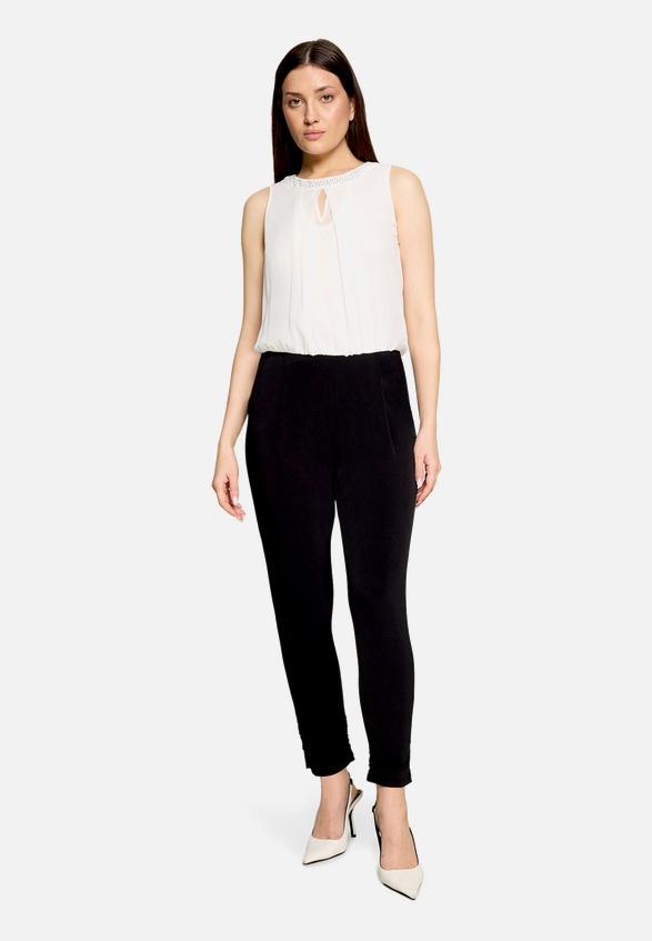 Jumpsuit mit Cut-Outs / Modellfoto Vorderseite