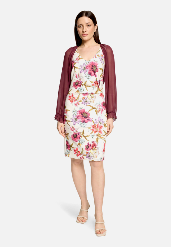 Bolero-Jacke mit gekräuseltem Ausschnitt / Modellfoto Vorderseite (Outfit)
