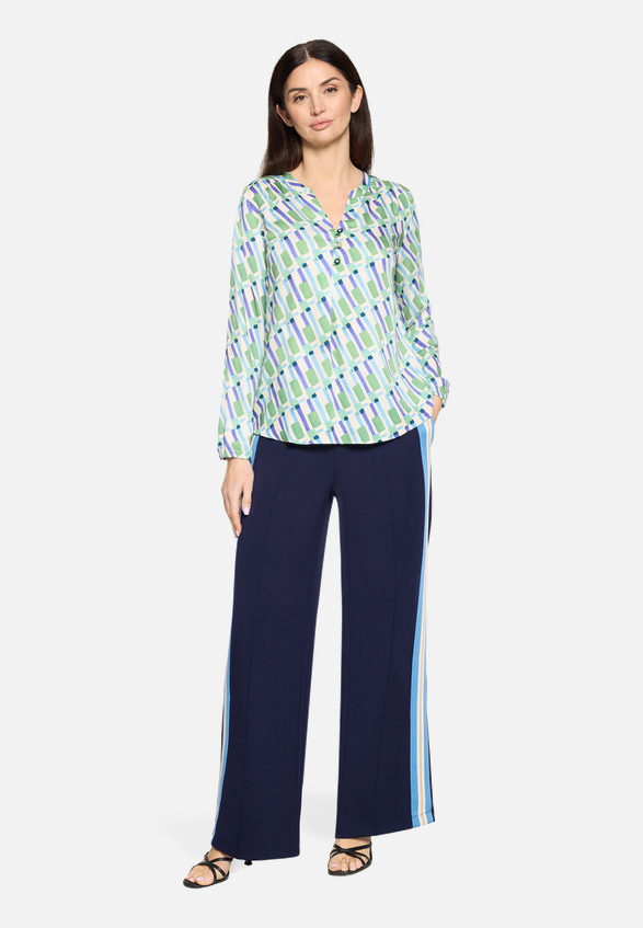 Casual-Bluse mit Knöpfen / Modellfoto Vorderseite (Outfit)