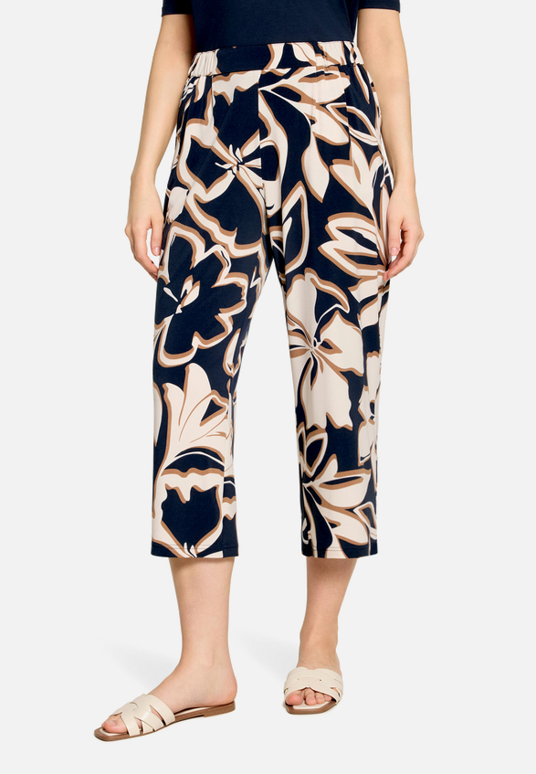 Schlupfhose  mit Bundfalten Style Nelly Fashion / Modellfoto Vorderseite