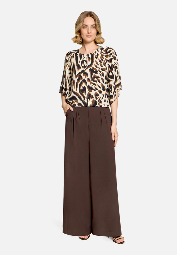 Casual-Bluse mit Muster / Modellfoto Vorderseite (Outfit)