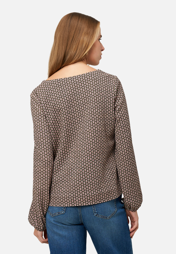Bluse mit grafischem Print / Modellfoto Rückseite