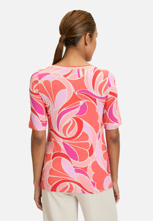 Printshirt mit Schmucksteinen / Modellfoto Rückseite