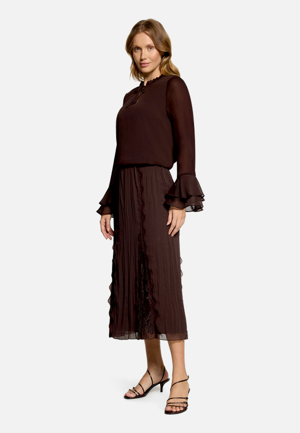 Schlupfbluse mit Volant / Modellfoto Vorderseite (Outfit)