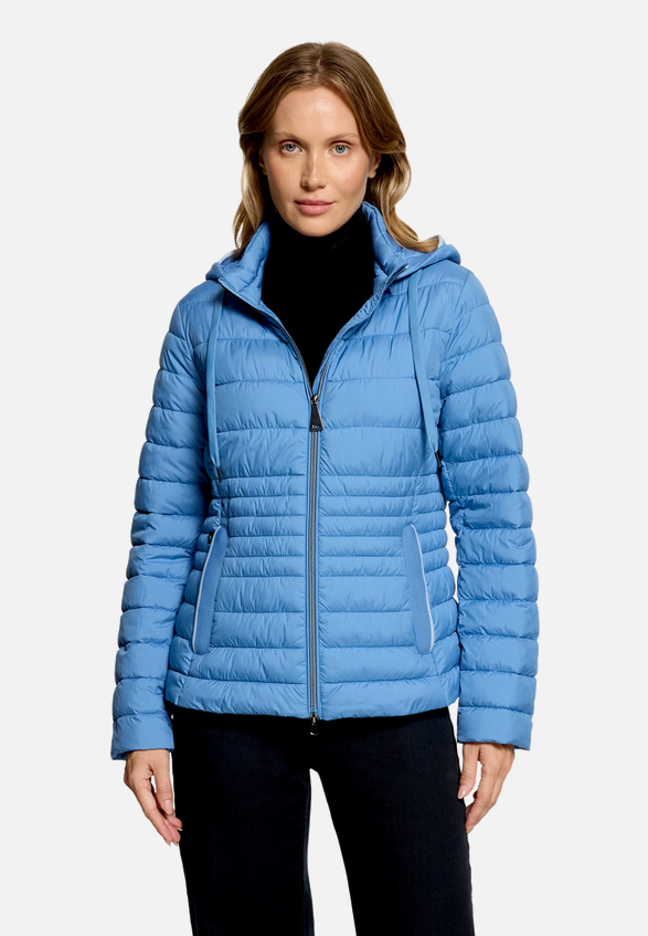 Steppjacke leicht mit abnehmbarer Kapuze / Modellfoto Vorderseite