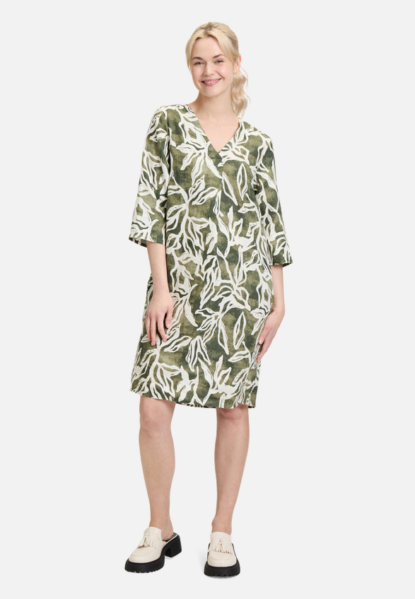 Sommerkleid mit Muster / Modellfoto Vorderseite (Outfit)