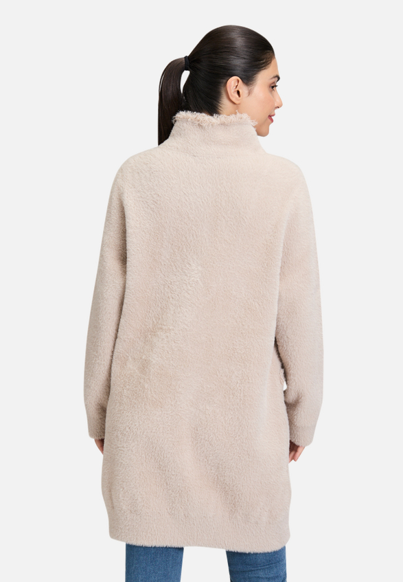 Winter-Strickjacke mit aufgesetzter Brusttasche / Modellfoto Rückseite