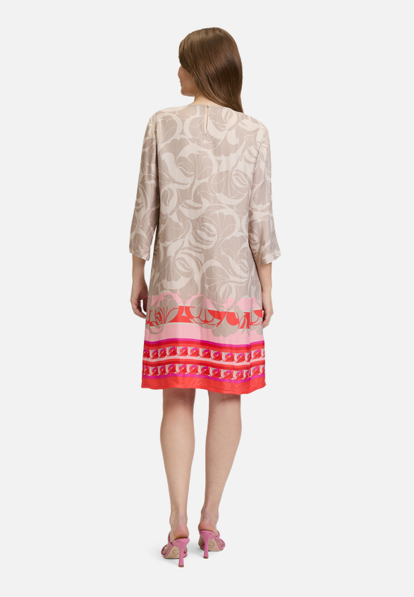 Sommerkleid mit Rundhalsausschnitt / Modellfoto Rückseite