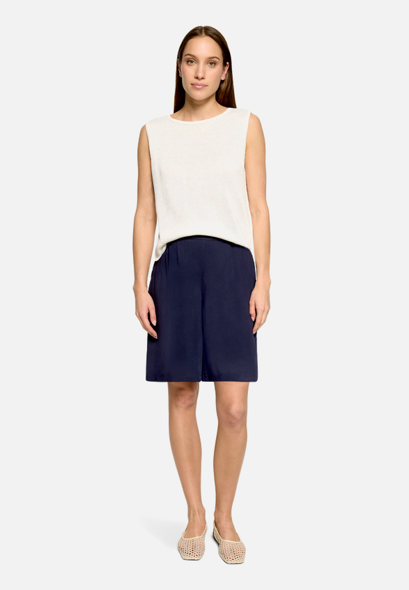Bermuda-Shorts  mit elastischem Bund / Modellfoto Vorderseite (Outfit)