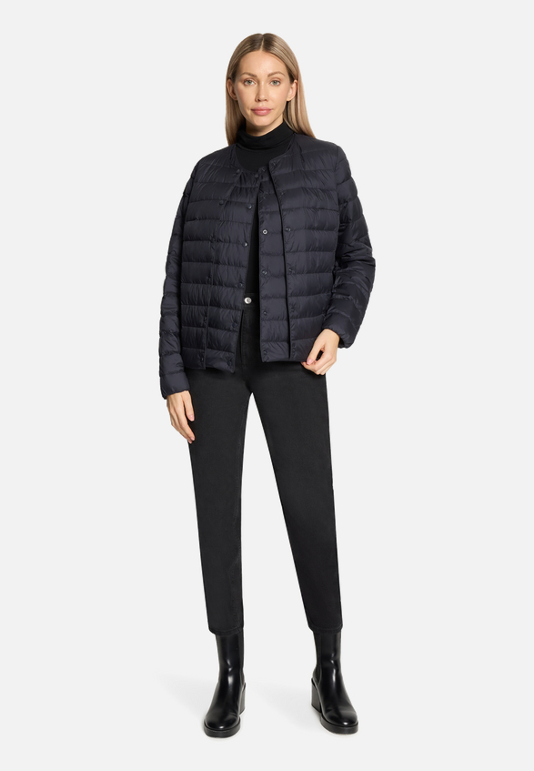 Daunen-Steppjacke mit Rundhalsausschnitt / Modellfoto Vorderseite (Outfit)