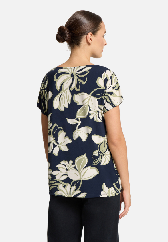 Printshirt mit Wasserfallausschnitt / Modellfoto Rückseite