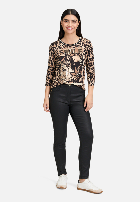 Basic Shirt mit Print / Modellfoto Vorderseite (Outfit)