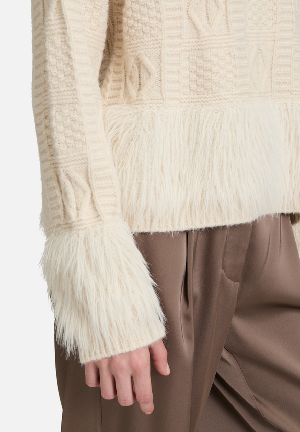 Grobstrick-Pullover mit Effektgarn / Detailbild