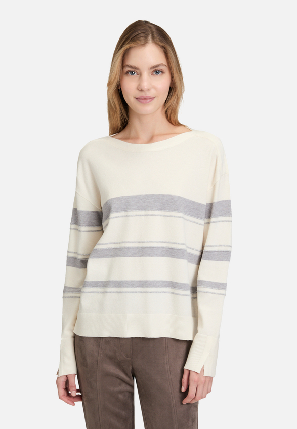 Feinstrickpullover mit Lurexfaden / Modellfoto Vorderseite