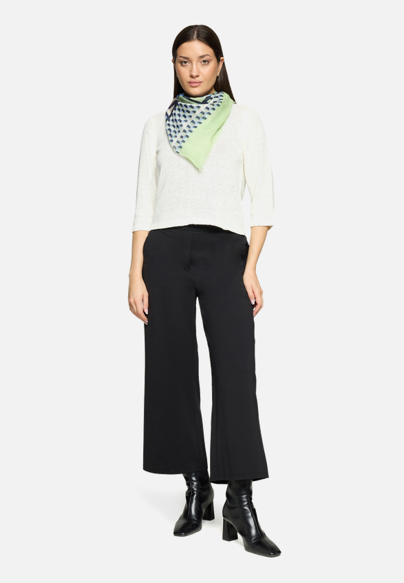 Basic-Schal mit Print / Modellfoto Vorderseite (Outfit)