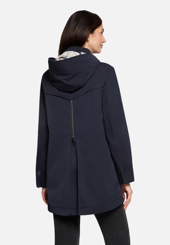Sommerjacke mit Kapuze / Modellfoto Rückseite