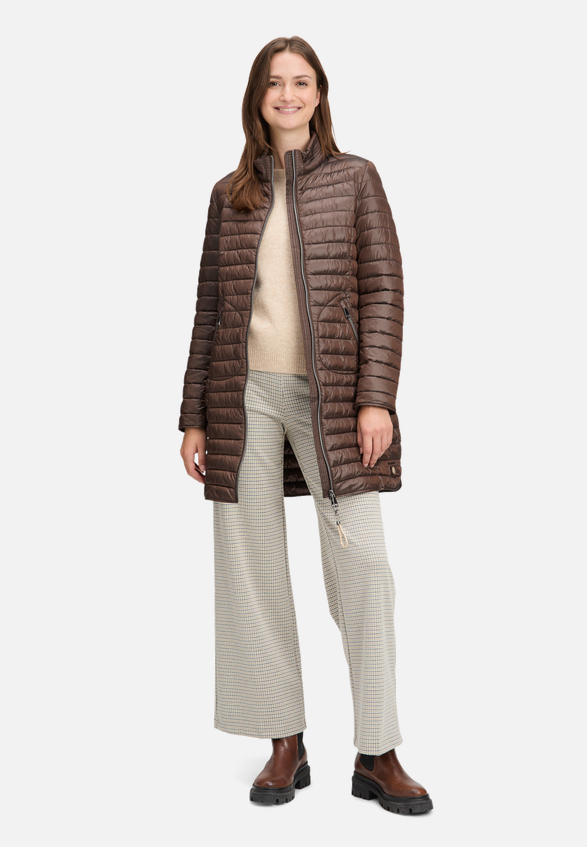 Steppjacke mit Reißverschlusstaschen / Modellfoto Vorderseite (Outfit)