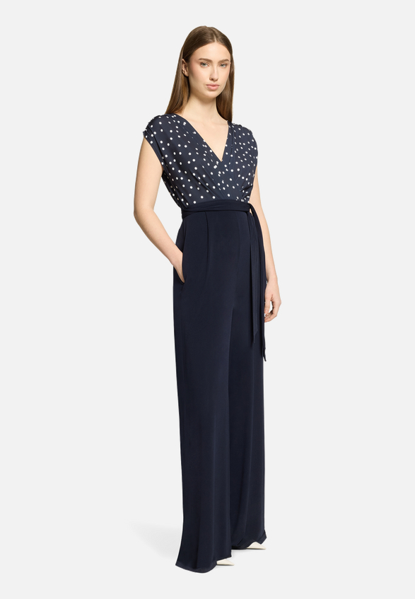 Jumpsuit mit Bundfalten / Modellfoto Vorderseite (Outfit)