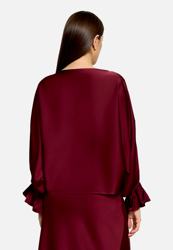 Satin-Bluse mit Fledermausärmeln / Modellfoto Rückseite