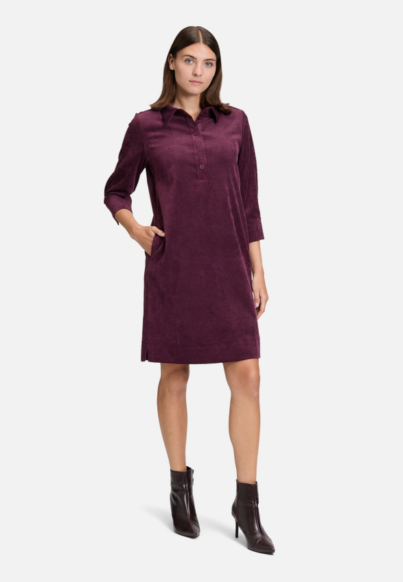 Casual-Kleid mit Kragen / Modellfoto Vorderseite (Outfit)