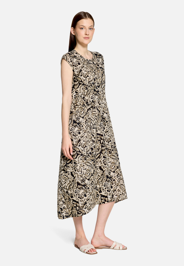 Midikleid mit Muster / Modellfoto Vorderseite (Outfit)