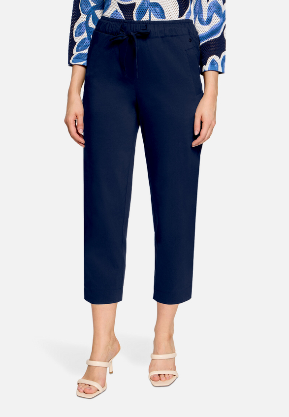 Casual-Hose mit elastischem Bund / Modellfoto Vorderseite