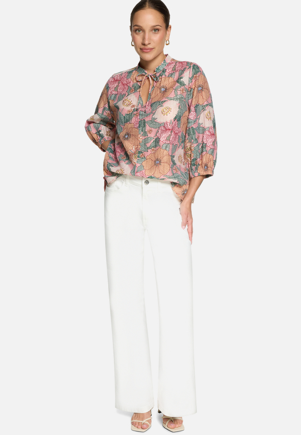 Schlupfbluse mit Blumenmuster / Modellfoto Vorderseite (Outfit)