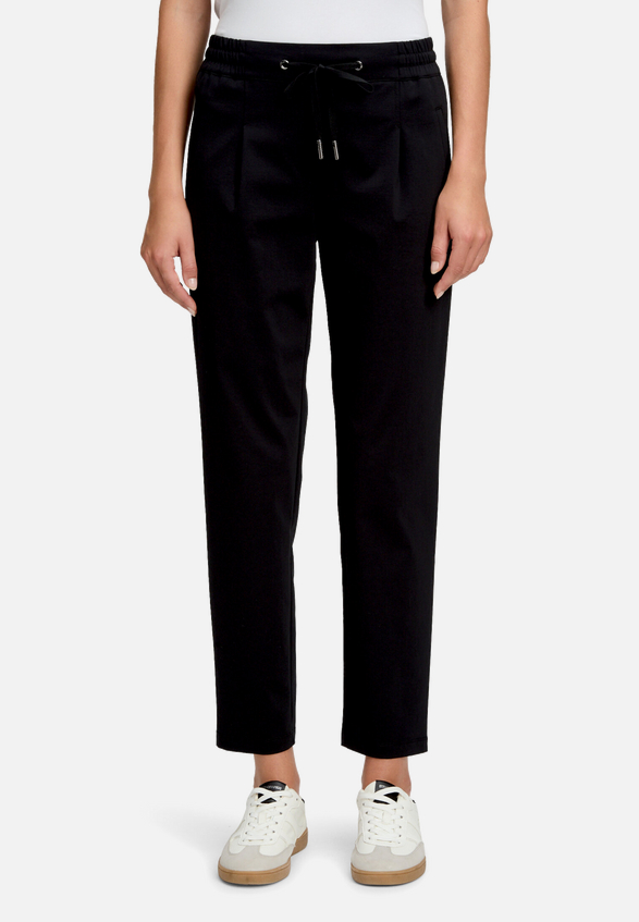 Stretch-Hose mit Eingrifftaschen / Modellfoto Vorderseite