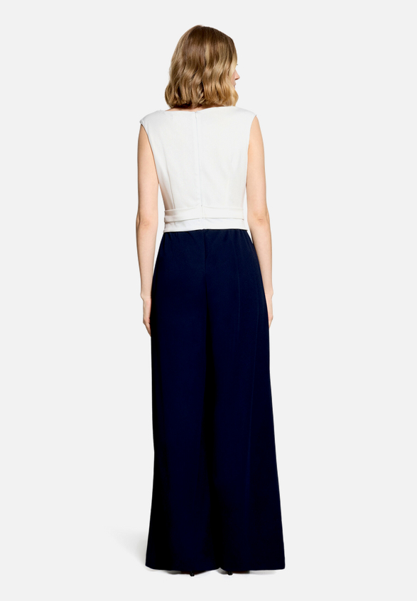Jumpsuit mit weitem Bein / Modellfoto Rückseite