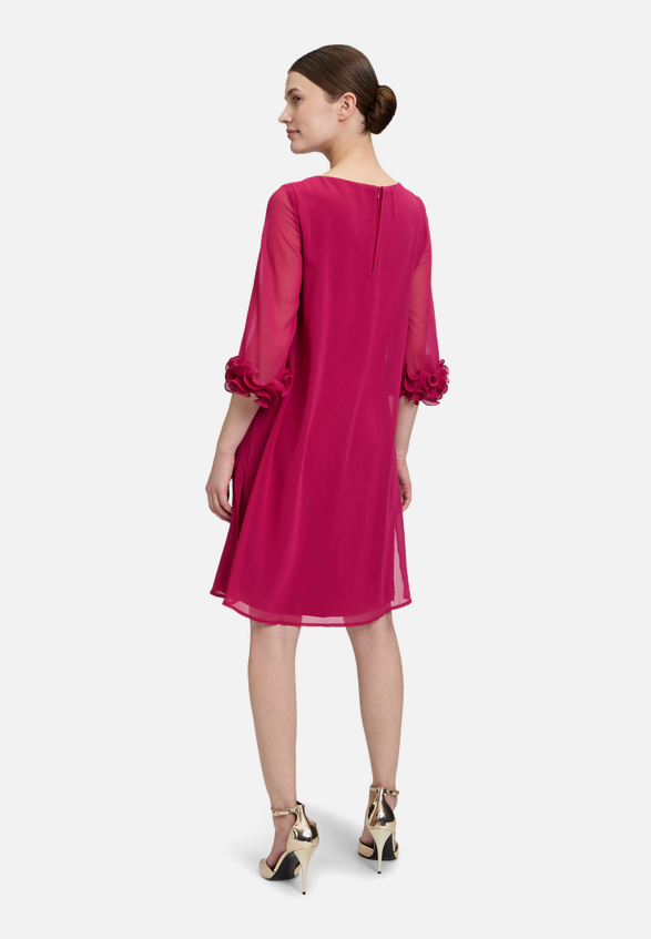 Cocktailkleid mit Rüschen / Modellfoto Rückseite