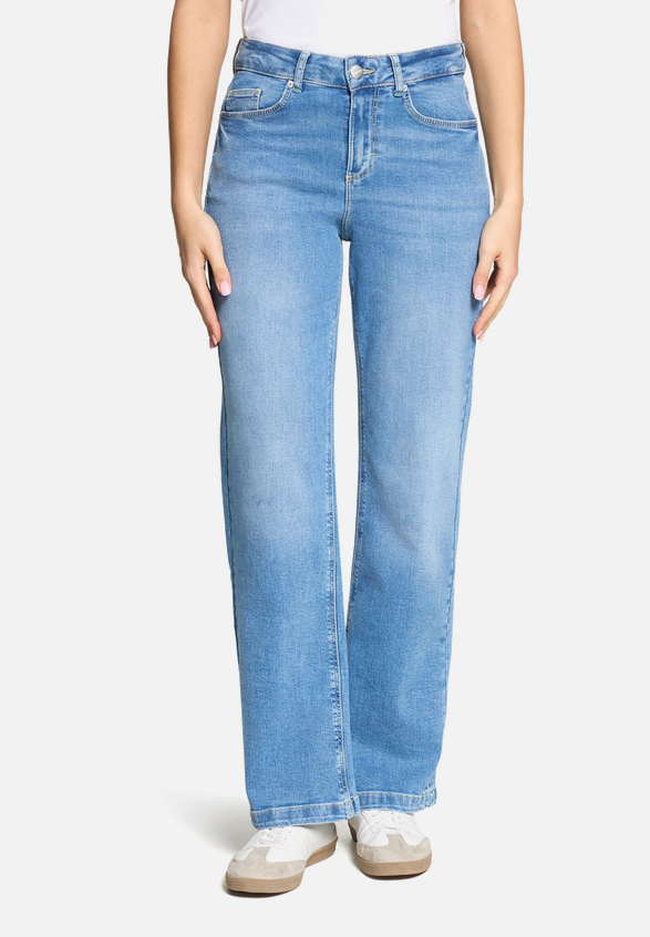 Stretch-Jeans mit Eingrifftaschen / Modellfoto Vorderseite
