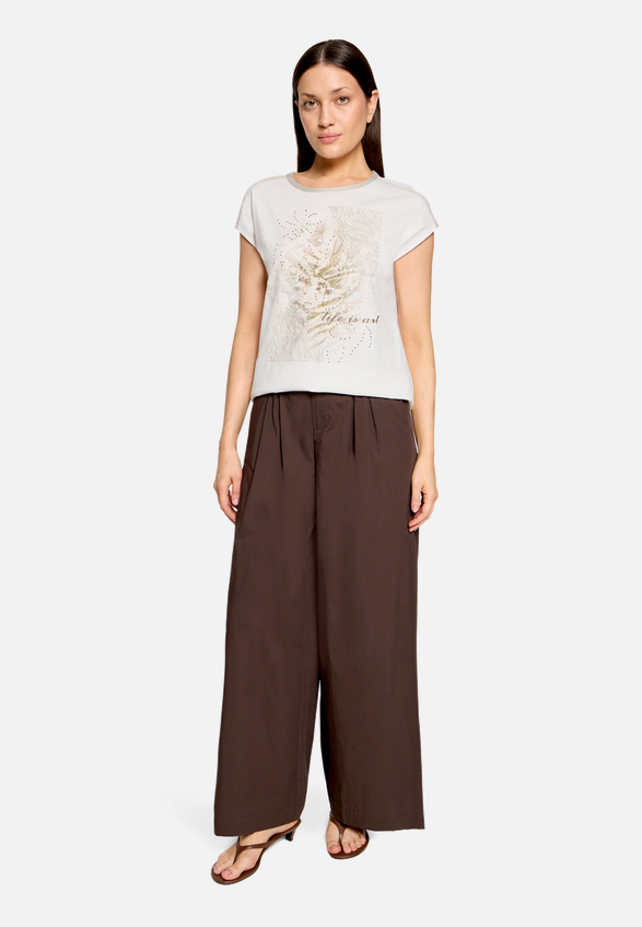 Rundhals-Shirt mit Placement / Modellfoto Vorderseite (Outfit)