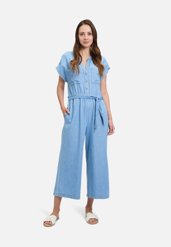 Jumpsuit mit aufgesetzten Taschen / Modellfoto Vorderseite (Outfit)