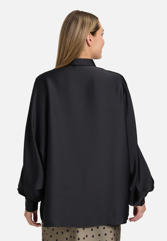 Satin-Bluse mit Kragen / Modellfoto Rückseite
