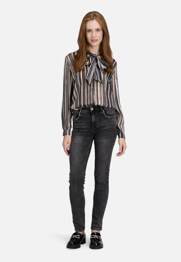 Schlupfbluse mit Schleifenknoten / Modellfoto Vorderseite (Outfit)