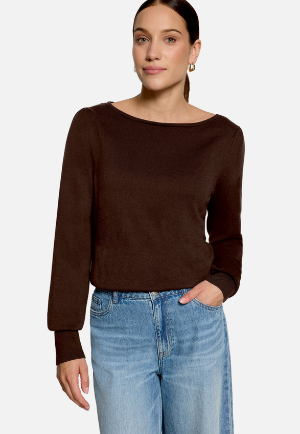 Feinstrickpullover  mit U-Boot Ausschnitt  / Modellfoto Vorderseite