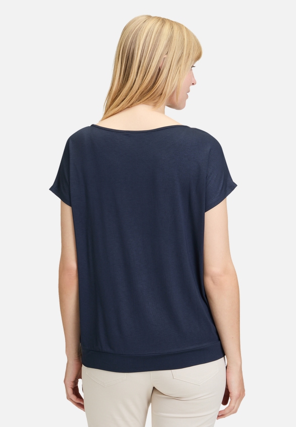 Basic Shirt mit Schleifenknoten / Modellfoto Rückseite