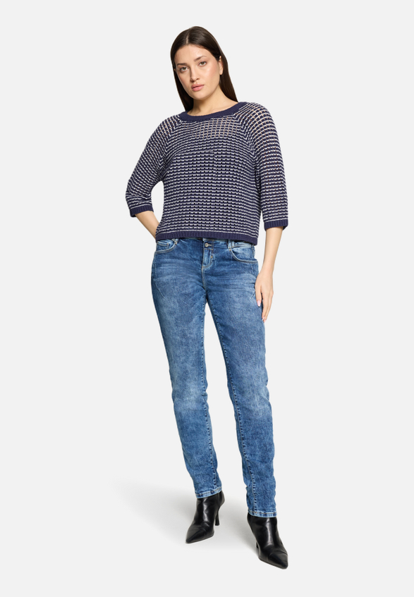 Strickpullover mit Rundhalsausschnitt / Modellfoto Vorderseite (Outfit)