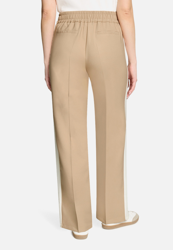 Casual-Hose mit Galonstreifen / Modellfoto Rückseite