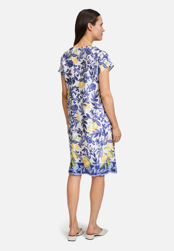Sommerkleid mit überschnittenen Ärmeln / Modellfoto Rückseite