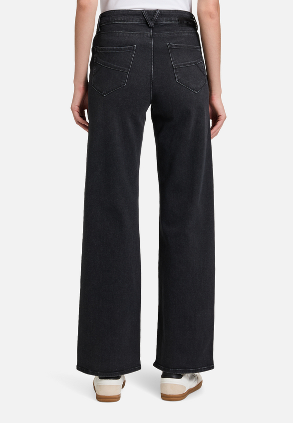High Waisted-Jeans mit weitem Bein / Modellfoto Rückseite