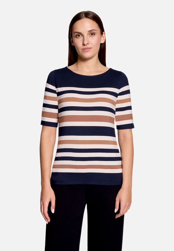 Gestreiftes T-Shirt  mit U-Boot Ausschnitt  / Modellfoto Vorderseite