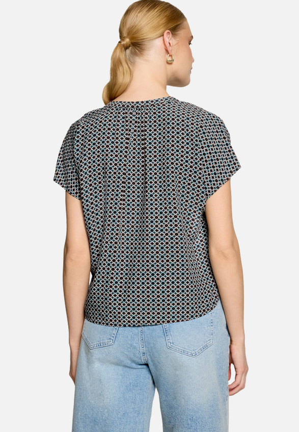 Blusenshirt  mit grafischem Muster  / Modellfoto Rückseite