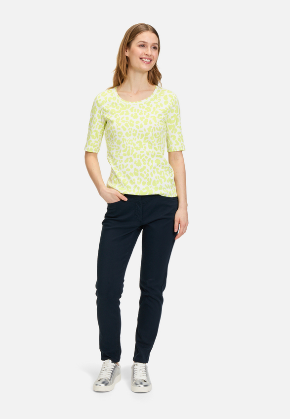 Basic Shirt mit Rippenstruktur / Modellfoto Vorderseite (Outfit)