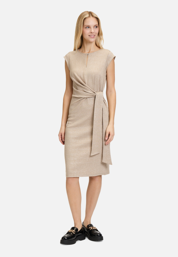 Jerseykleid mit Lurexfaden / Modellfoto Vorderseite (Outfit)